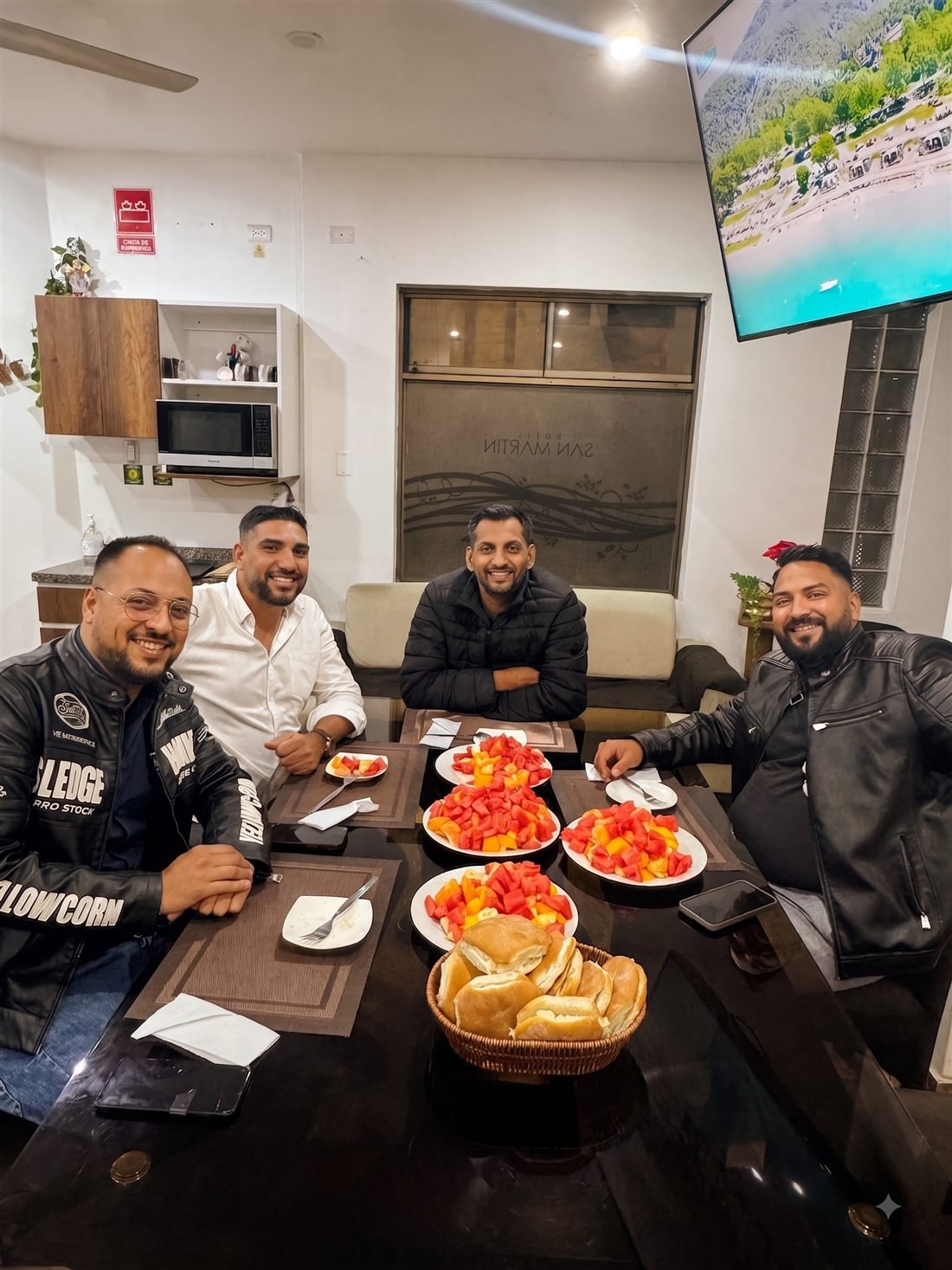 Huéspedes compartiendo el desayuno en el comedor del hotel