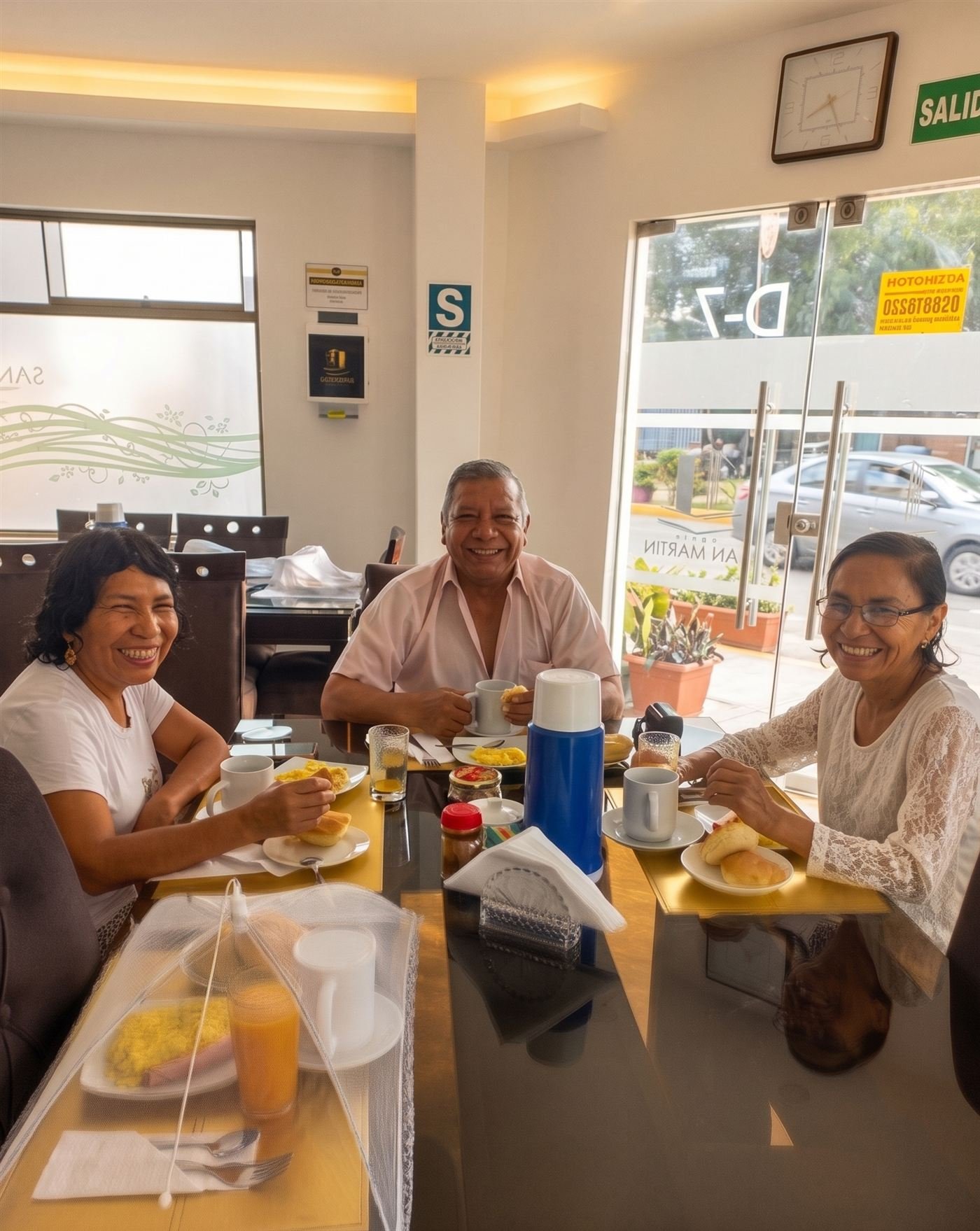 Huéspedes disfrutando el desayuno en el hotel