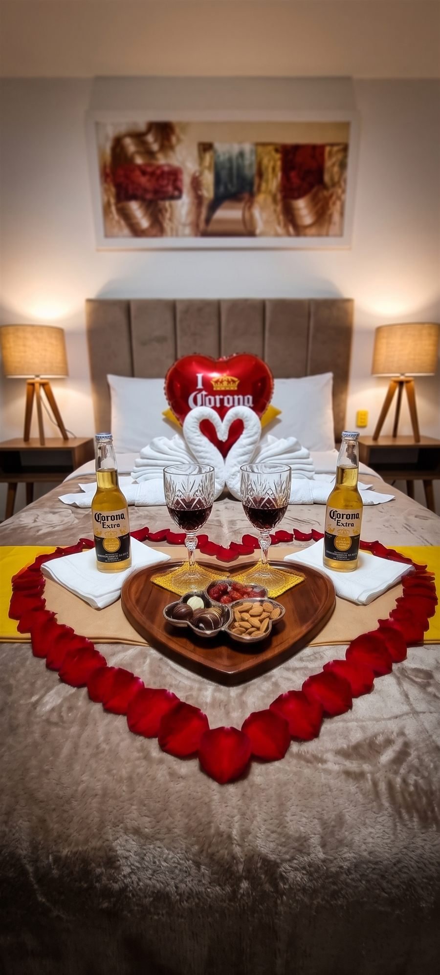 Habitación decorada para la promoción Romántica Plus, con globo de corazón, vino y chocolates